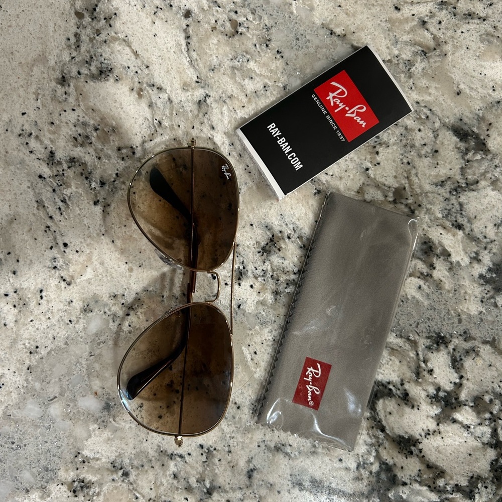 Ray-Ban Aviator Large Metal
RB3025 Aviator Sunglasses for Women